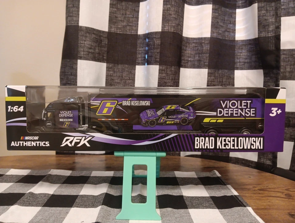 Camión Nascar Authentics Brad Keselowski Violet Defense 1/64 2022 Wave 4 Foto 2 de 2