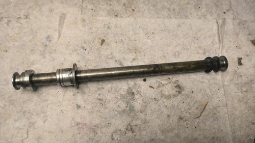 W1O364 Triumph Trident Trophy 900 T300 Hinterachse Achse mit Hülsen