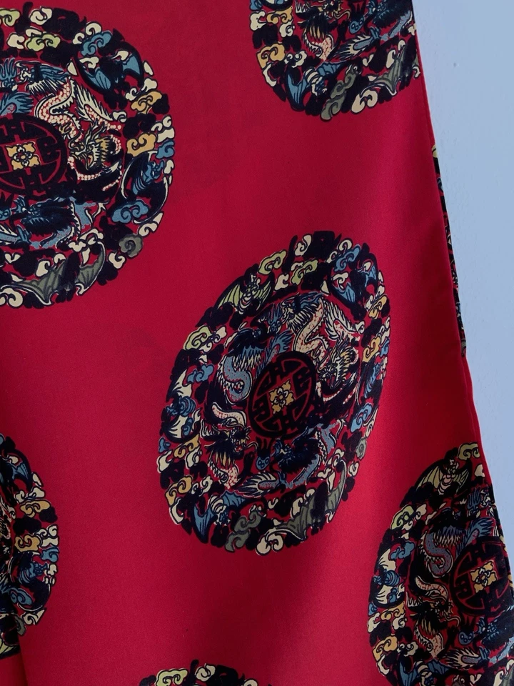 Una bufanda de seda roja vintage sin marca con motivo de dragón y borlas 46"/10" EX CON Foto 2 de 4