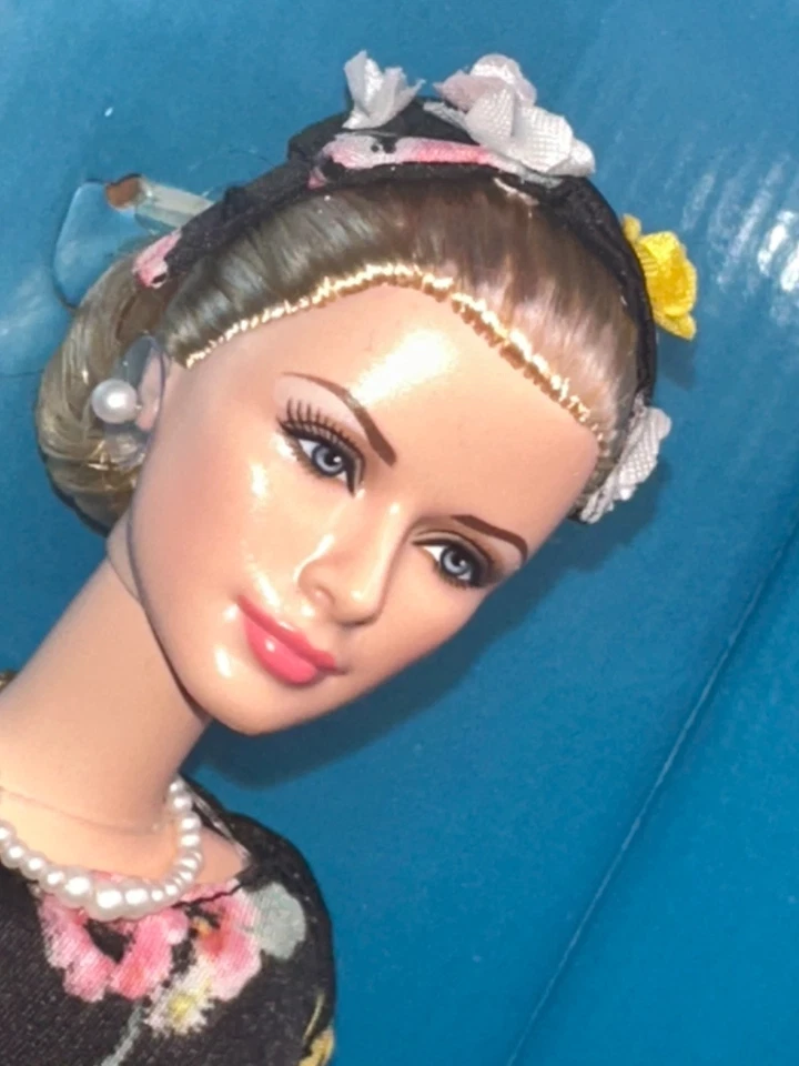 Barbie Collector Gold Label 2011 Mattel “Grace Kelly The Romance” #T7944 *Sin usar, en caja original* Foto 3 de 4