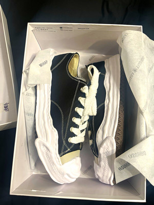 Maison Mihara Yasuhiro Men s Low Top Lace-Up Sneakers Black/White w/ Box