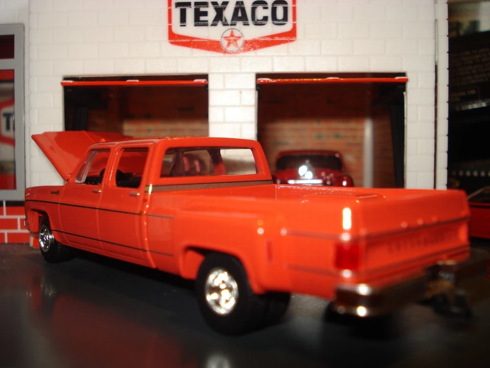 1973 CHEVROLET 4 DOOR PICKUP TRUCK LIMITED EDITION EDITION 1/64 RED DUALLY - Image 4 of 4