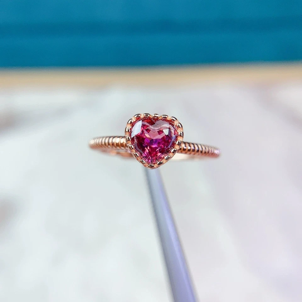 Anillo de plata de ley 925 chapado en oro con diseño de corazón de 2 quilates granate rodolita natural Foto 4 de 4