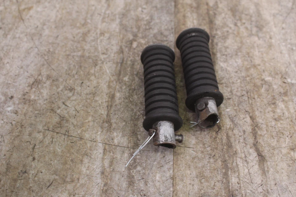 Suzuki GS450L 1980 estribo trasero izquierdo y derecho, estribo, reposapiés - par Foto 2 de 4