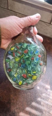 Vintage Flasche voller Murmeln