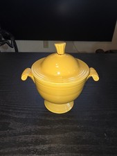 Zuccheriera vintage Fiesta Ware manici gialli piedistallo Homer Laughlin con coperchio