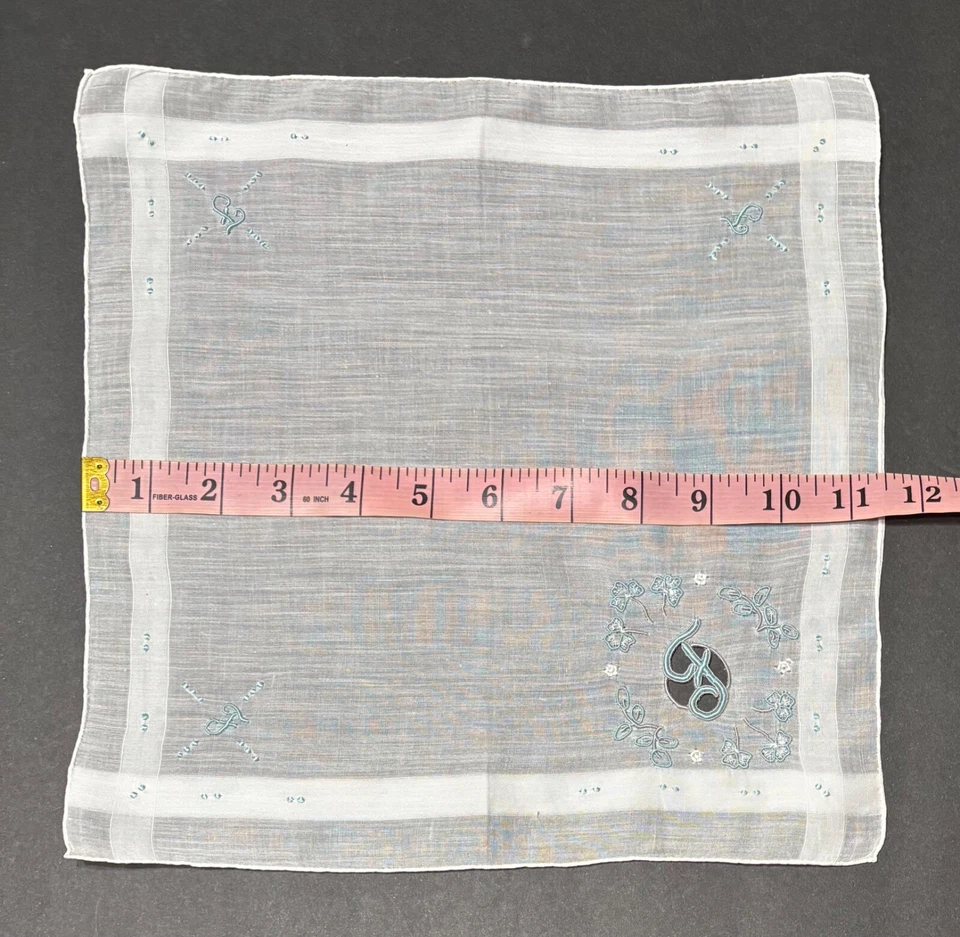 Pañuelo vintage con monograma "F" tréboles azules borde enrollado bordado Foto 3 de 4