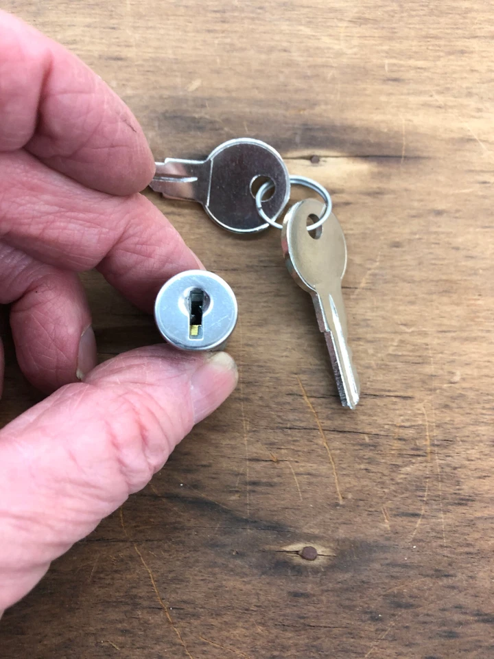 ЦИЛИНДР ЗАМКА ЗАЖИГАНИЯ СТАРТЕРА ГРУЗОВИКА ДЖИПА WILLYS С КЛЮЧАМИ ОТ ОРИГИНАЛЬНОГО ПРОИЗВОДИТЕЛЯ НОВЫЙ ИЗ СТАРЫХ ЗАПАСОВ - Изображение 2 из 4