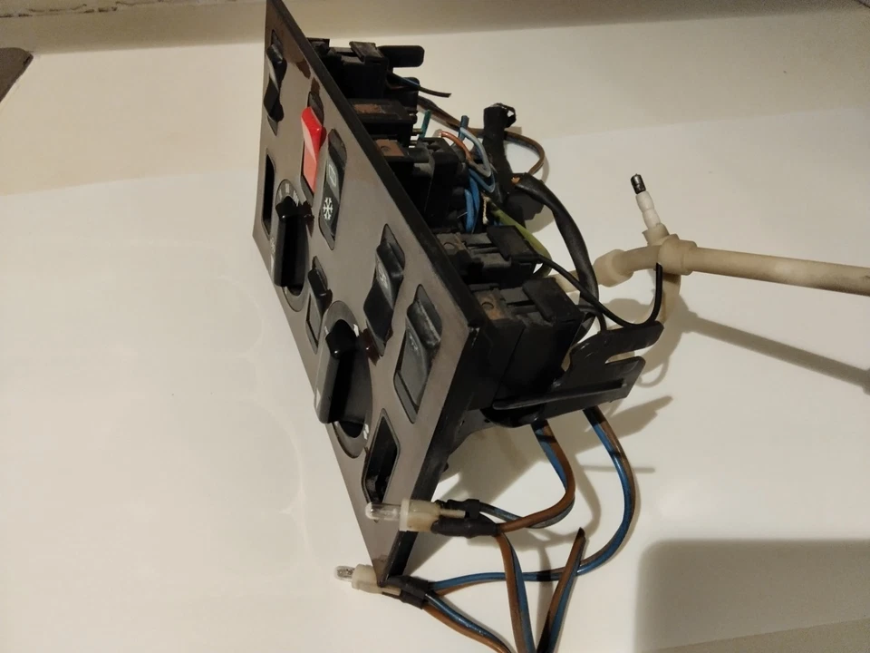 Mercedes-Benz W126 Euro Manual Dual Zone AC Heater Control Unit with Zebrano - Image 4 of 4