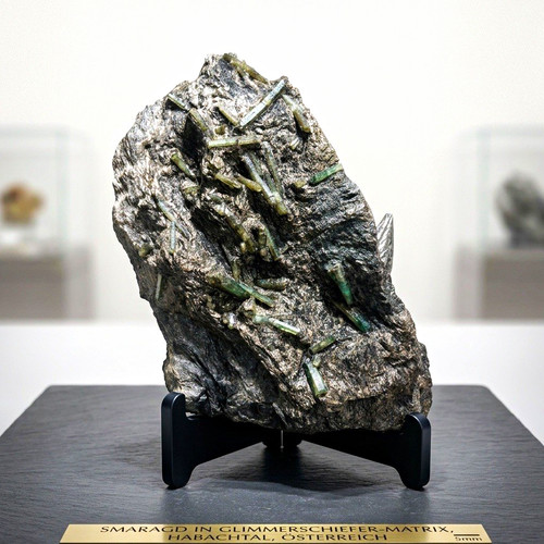 Smaragd (Emerald) in Glimmerschiefer-Matrix, Habachtal Österreich,