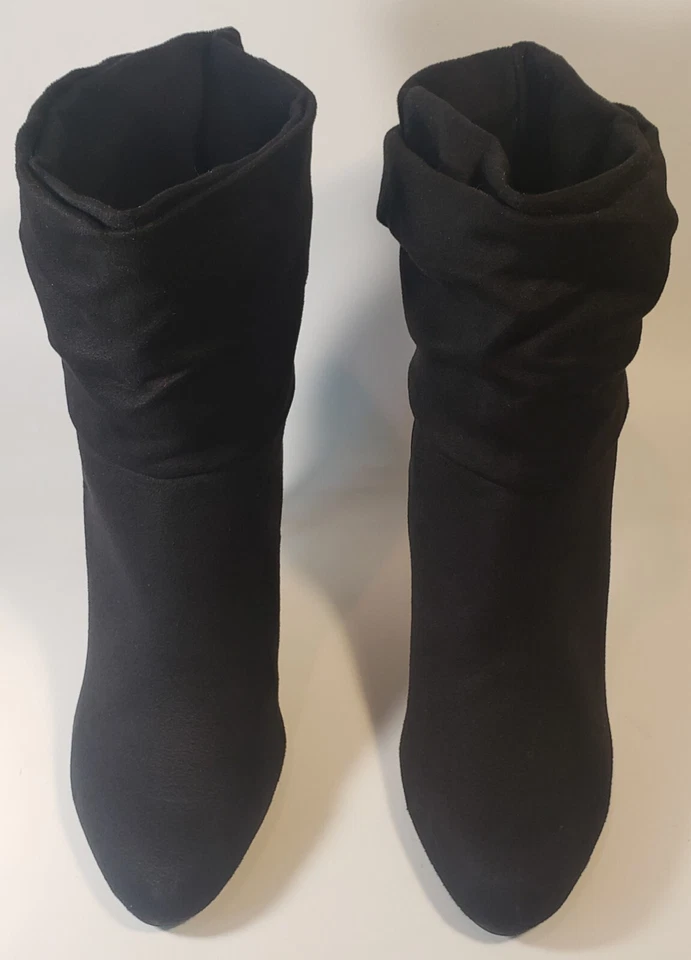 Botas de tacón al tobillo Olsenboye Destiny para mujer 9 M negras suaves imitación gamuza pull-on  Foto 3 de 4