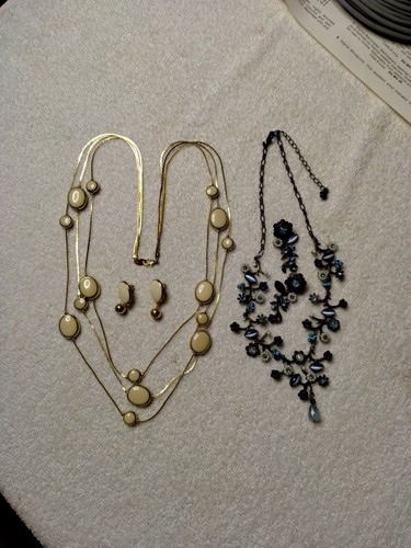 Avon jewelry sets two pierced vintage look signed good wearable condition