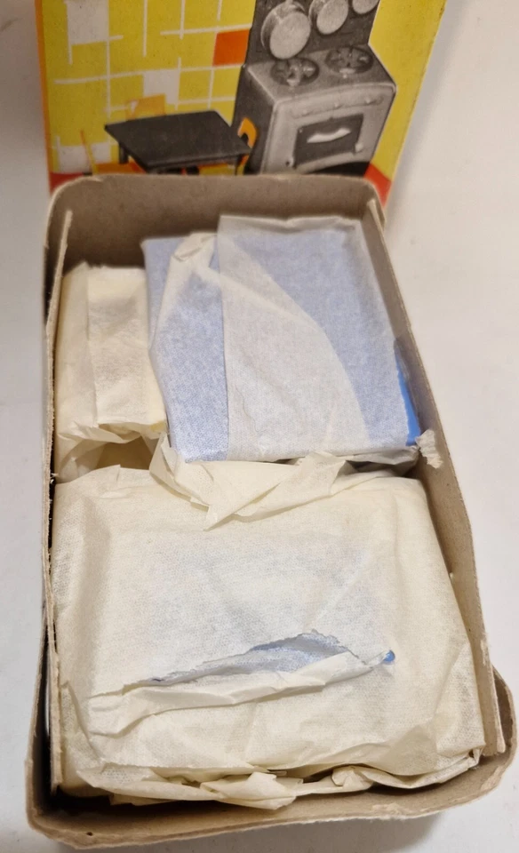 Muebles, mesa, sillas, cocina y sartenes vintage para casa de muñecas todavía en envolturas Foto 4 de 4