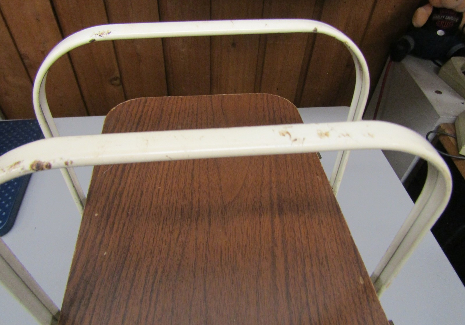 VINTAGE Redmon Picnic Basket with white metal fold down handles