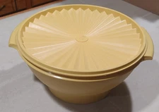 Vintage Tupperware Harvest Gold 880-6 Large Serv. Bowl 10.5 in With Lid, 4 Quart