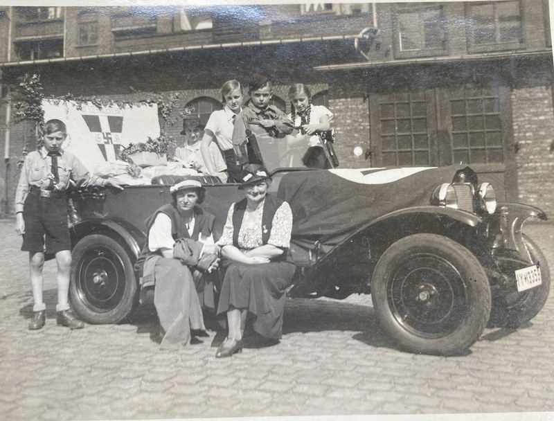 Rare Historical PHOTO Orig German Civilians Nazi w Opel or a Citroën Type C Car!