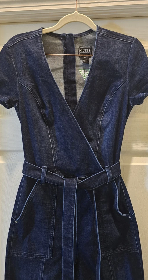Mono vaquero índigo manga corta GUESS Leslie para mujer talla pequeña  Foto 2 de 4