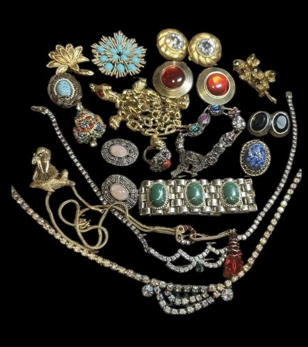 Vintage Random Assortment Of Costume Jewelry Lot # Lot 707