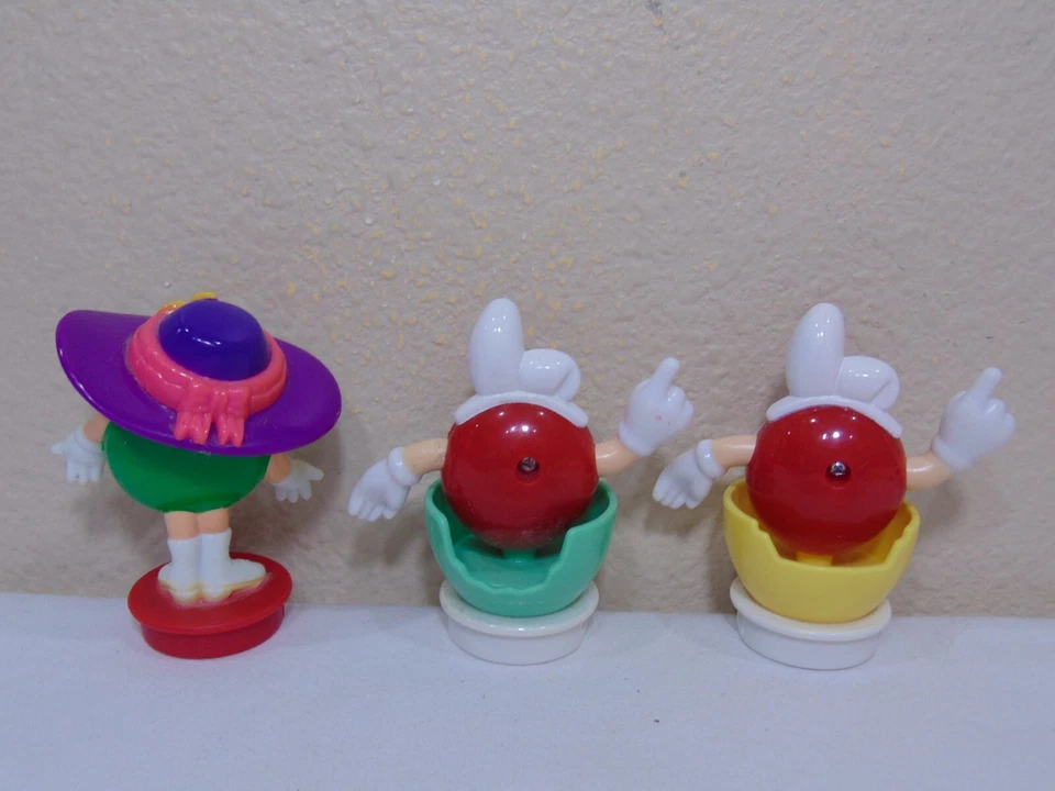 Lote de 3 figuras de Pascua M&M Marte adornos de tubo 2005 conejos en huevos sombrero púrpura Foto 2 de 4