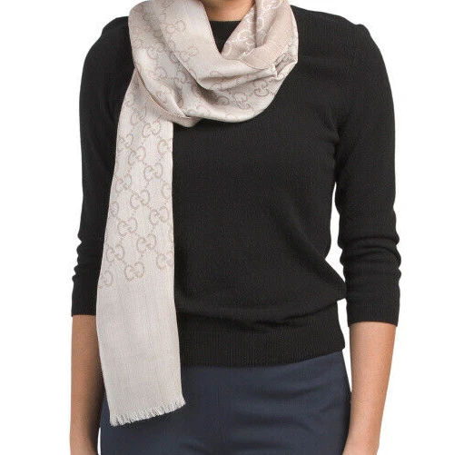Foulard sable en laine et soie mélangées imprimé logo Gucci GG neuf avec étiquette