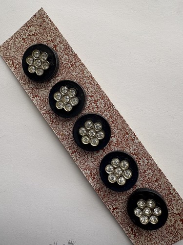 5 Vintage passende 22 mm Knöpfe 7 Strass Blumen besetzt auf rund schwarz Kunststoff alt