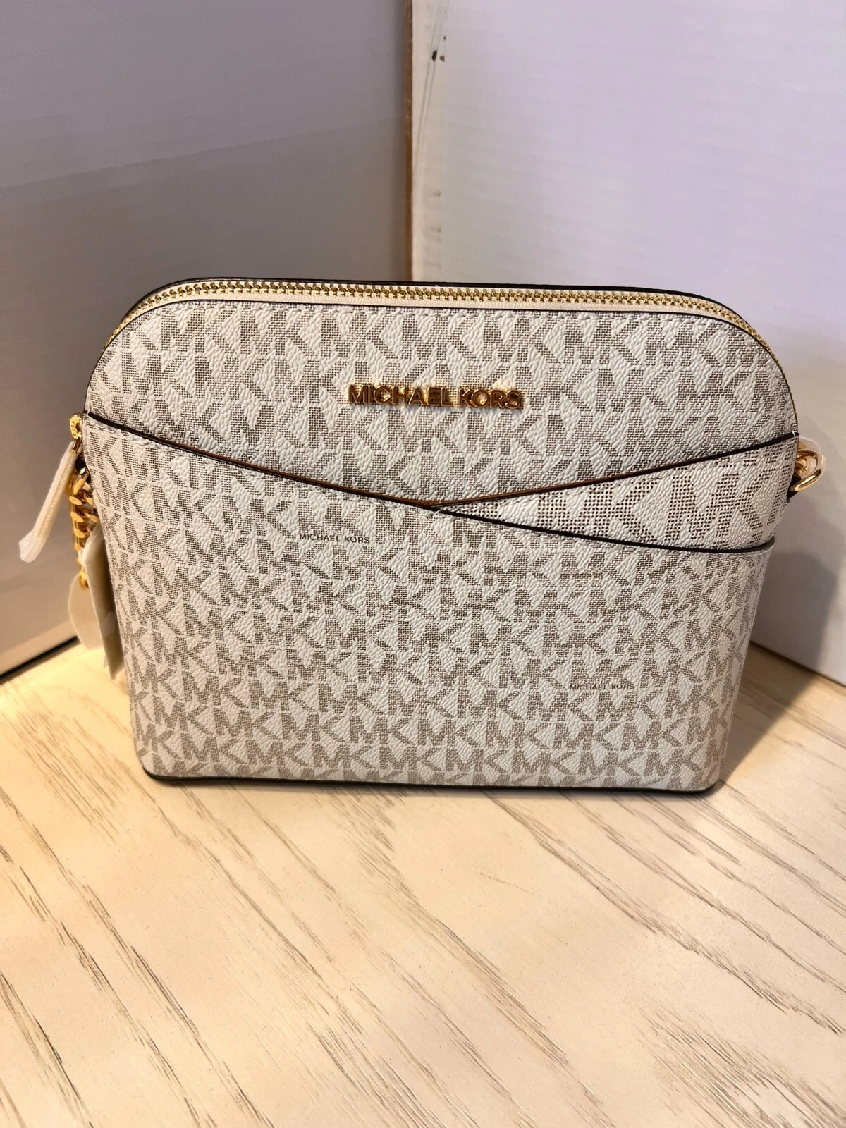 Borsa a tracolla Michael Kors Jet Set Dome MK rivestita in tela PVC vaniglia nuova con etichette