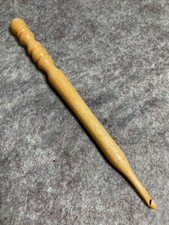 Hand carved YELLOW HEART Wood YARN CROCHET HOOK size G
