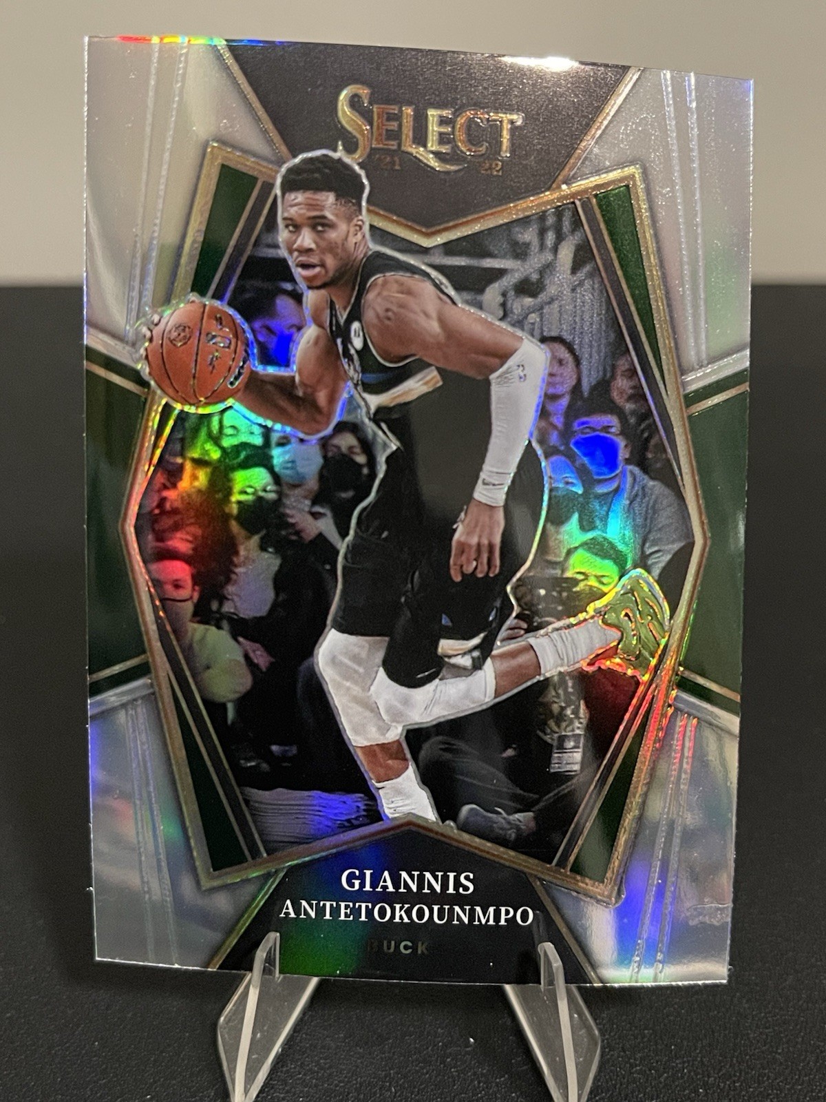 2021-22 Panini Select - Premier Level Giannis Antetokounmpo #140 Silver Prizm