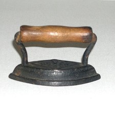 Antique Toy Miniature Cast Iron Dover USA Sad Iron 3.5