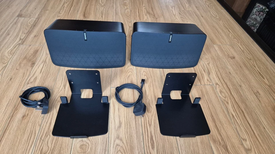 2 X Sonos Play 5 2nd Gen Smart Speaker - Black and heavy duty wall brackets - Image 3 of 4