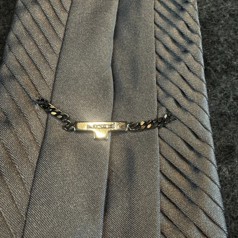 Corbata de hombre A. Testoni gris plisada de seda hecha a mano en Italia Foto 4 de 4