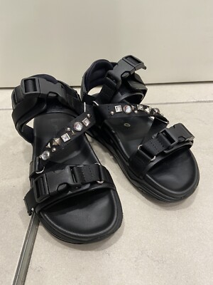 MOA Sandalen Nr 36 aus Leder und Stoff mit Druckknopfverschluss mit Perlen und Nieten.