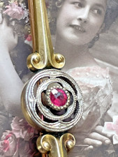 Broche Chanel en métal doré, émail rouge et fausse perle ref.194638