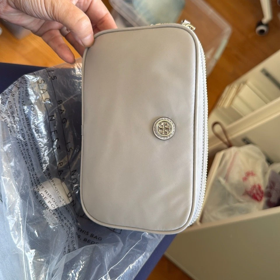 Bolso Cinturón Tory Burch Nuevo con Etiquetas | Gris Bahía | Nylon Reciclado Foto 2 de 4