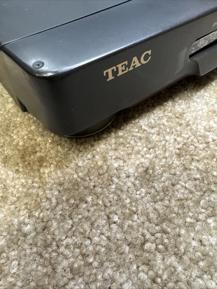 Vintage TEAC P-A400 Fully Automatic Belt-Drive Built in Amplifier Turntable - Image 2 of 4