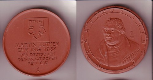 seltene braune DDR Porzellan Medaille Martin Luther Ehrung 1983