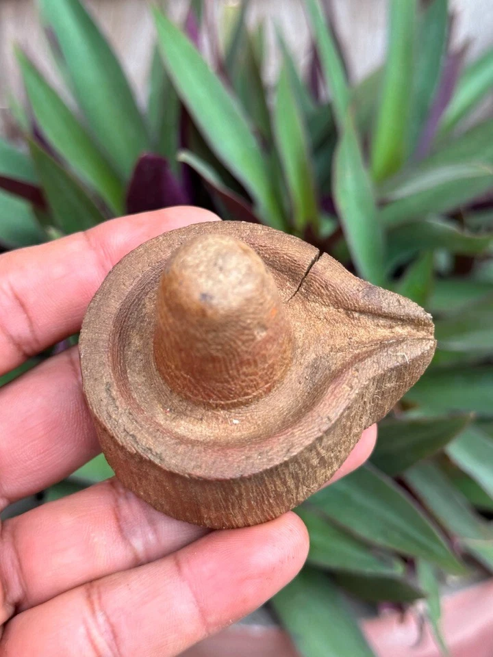 Antigua escultura de madera hecha a mano del dios hindú Shiva Linga Foto 2 de 4