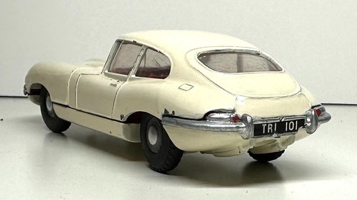TRI-ANG SPOT-ON: JAGUAR XK'E' RARO DE COLECCIÓN ESCALA BLANCA 1:42 #217 1963 - Imagen 4 de 6