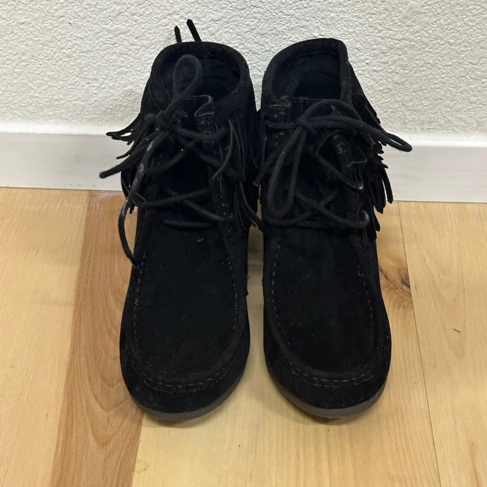 Shiekh Boots Women's 8.5 Black Bootie Cherokee Fringe Mocassin Faux Suede  - Image 2 of 4