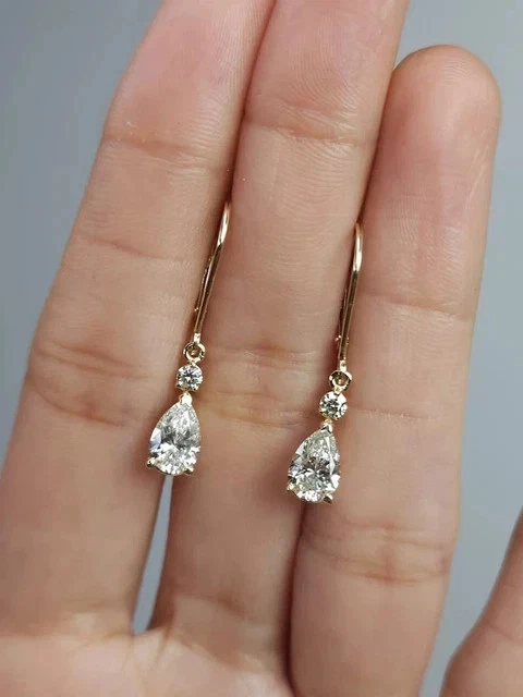 Pendientes colgantes de moissanita real de 2,30 quilates con corte pera para mujer enchapados en oro amarillo de 14 quilates Foto 3 de 4
