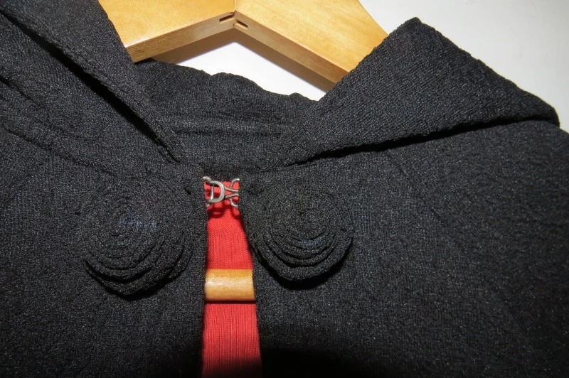 Capa de ópera vintage preta com capuz padrão levantado década de 1950 - Imagem 2 de 4