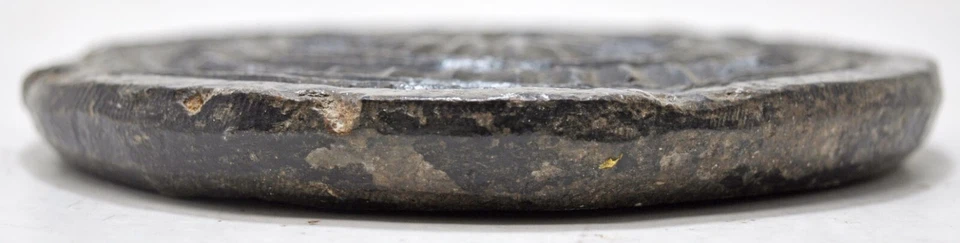 Antiguo molde redondo de piedra negra para hacer dulces original tallado a mano Foto 3 de 4