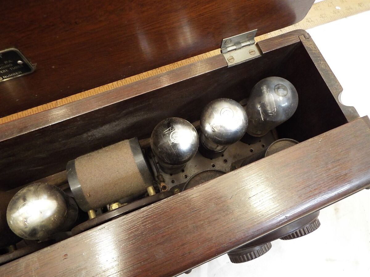Antique Atwater Kent Model 20 Tube Compact Radio Receiver Antique Atwater Kent Model 20 Tube Compact Radio Receiver
