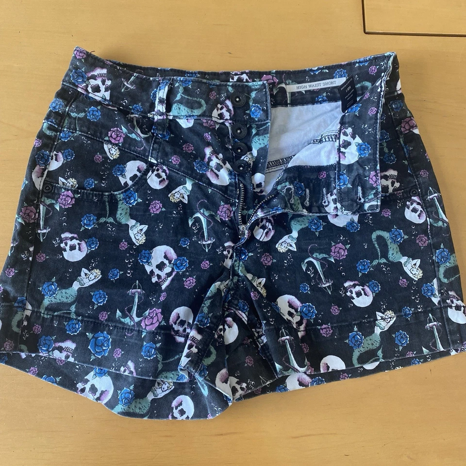 Pantalones Cortos Hot Topic Para Mujer Lovesick Punk Calavera Ancla Floral Negros Talla 3 Foto 2 de 4