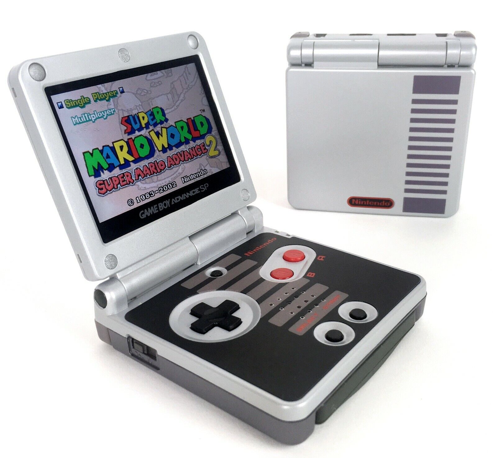 Plusieurs consoles Game Boy et 18 présentoirs/supports de jeux