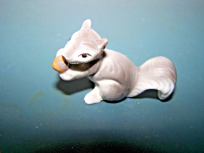 VINTAGE MINIATURE BONE CHINA GREY SQUIRREL W/ACORN NUT FIGURINE HAGEN RENAKER ?
