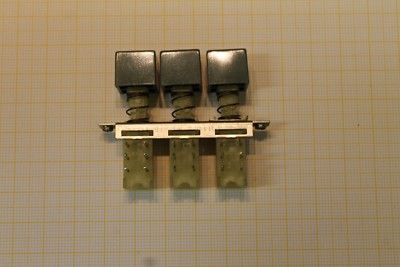 RFT-ETE-DDR 7502 2A 220V 3 Tastensatz Drucktaster rastet Knopf olivgrün #AS-K03