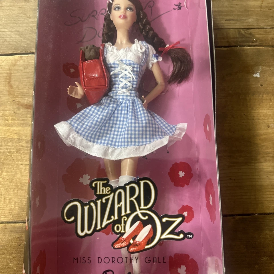 Barbie Etiqueta Rosa El Mago de Oz Miss Dorothy Gale 11.5" Muñeca 2010 Nueva Foto 3 de 4