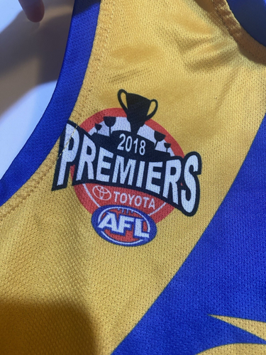 WEST COAST EAGLES AFL 2018 PREMIERS GUERNSEY TEAM NAMES SCORE GROUND Youth Size - Foto 7 di 9