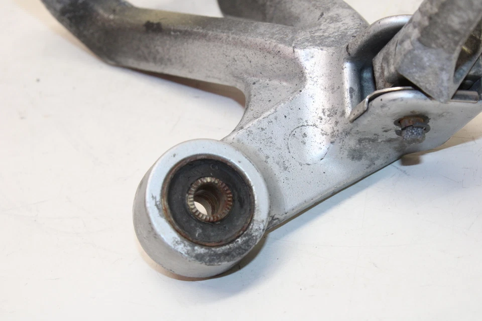 Clavija de pasajero trasera derecha Suzuki GSXR750 1997 Foto 3 de 4